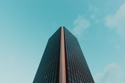 低角度的黑色混凝土塔

